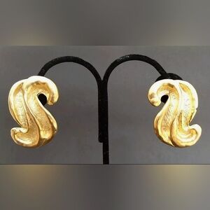 Vintage CHUNKY GOLD SCROLL earrings clip on glam STATEMENT matte tone textured